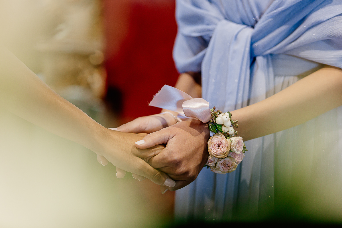 matrimonio a Chieri nella chiesa dei Ss. Bernardino e Rocco. Particolare del corsage della testimone della sposa