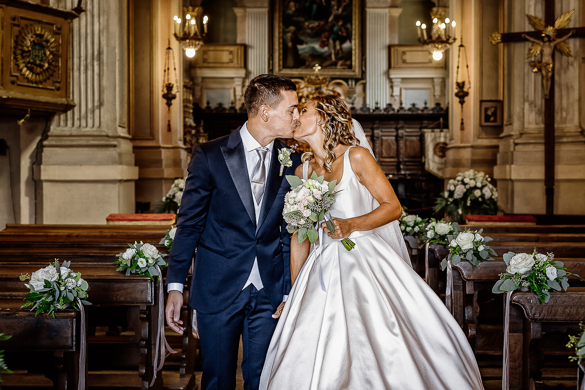 matrimonio a Chieri nella chiesa dei Ss. Bernardino e Rocco. Sposi che escono dalla chiesa e si baciano