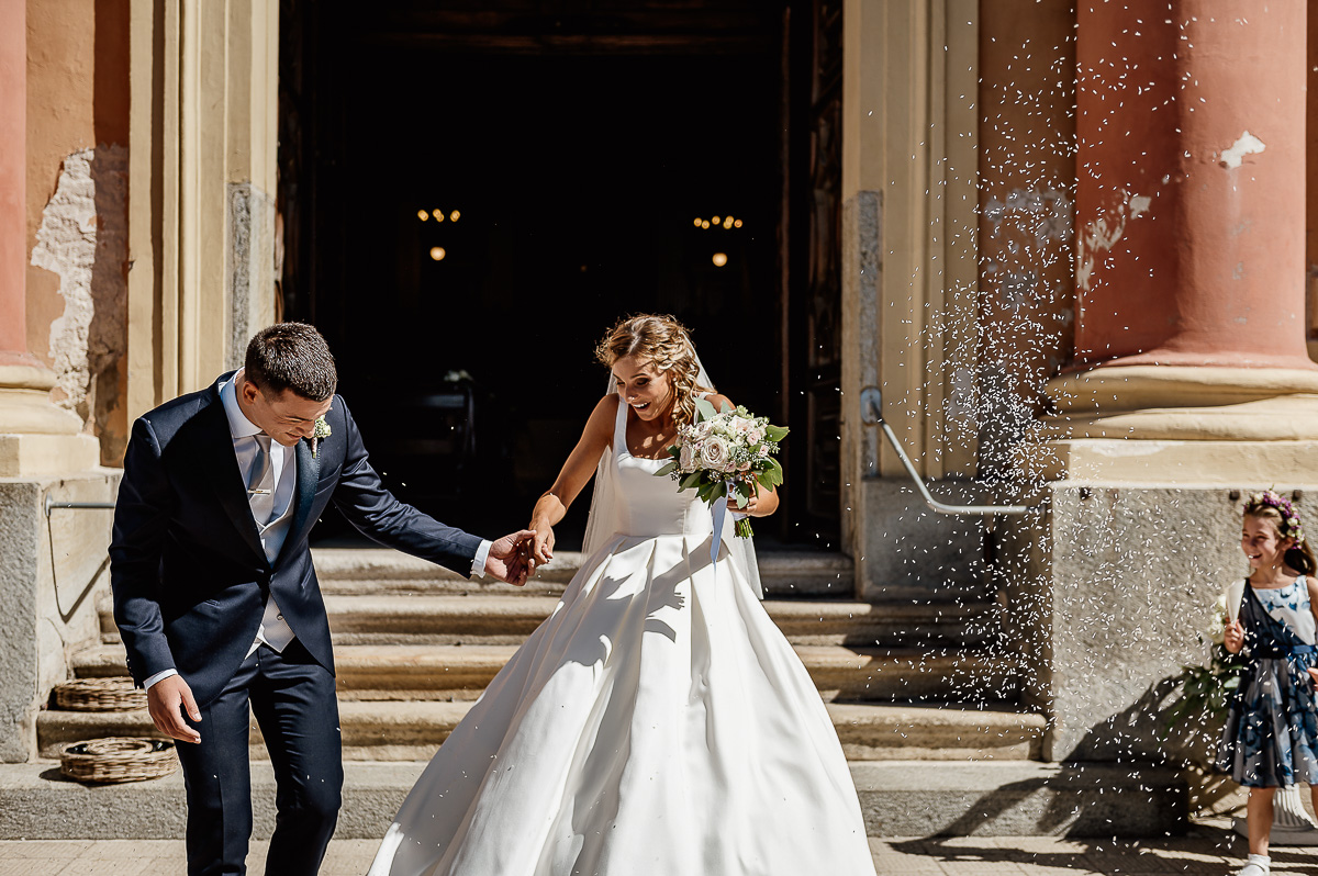 matrimonio a Chieri nella chiesa dei Ss. Bernardino e Rocco. Lancio del riso