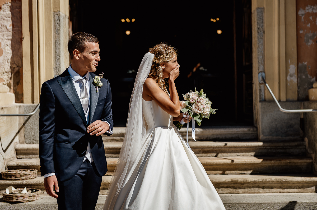 matrimonio a Chieri nella chiesa dei Ss. Bernardino e Rocco. Msmms dello sposo che fotografa con il cellulare