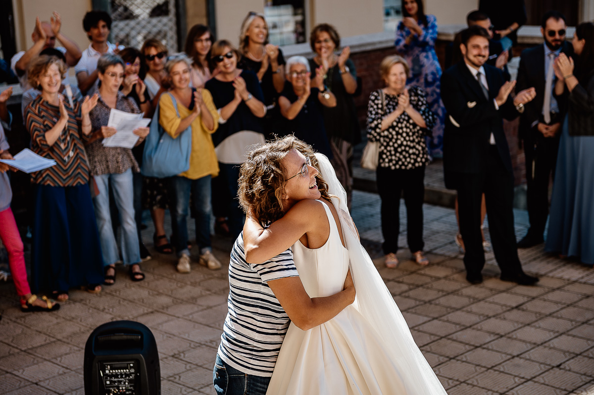 matrimonio a Chieri nella chiesa dei Ss. Bernardino e Rocco. Abbraccio della sposa con la direttrice del coro