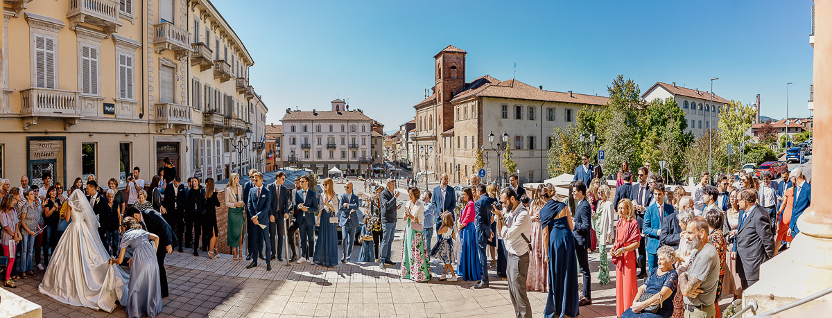 matrimonio a Chieri nella chiesa dei Ss. Bernardino e Rocco. Panoramica di Piazza Cavour dal sagrato della chiesa