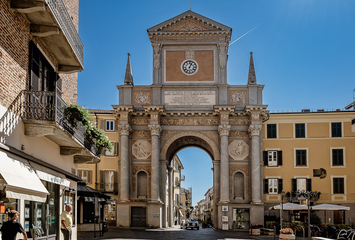matrimonio a Chieri .Foto di coppia all'Arco Monumentale di Chieri.