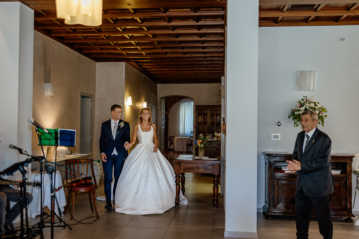matrimonio al ristorante albergo Ca' Vittoria di Tigliole d'Asti.Sposi che entrano in sala