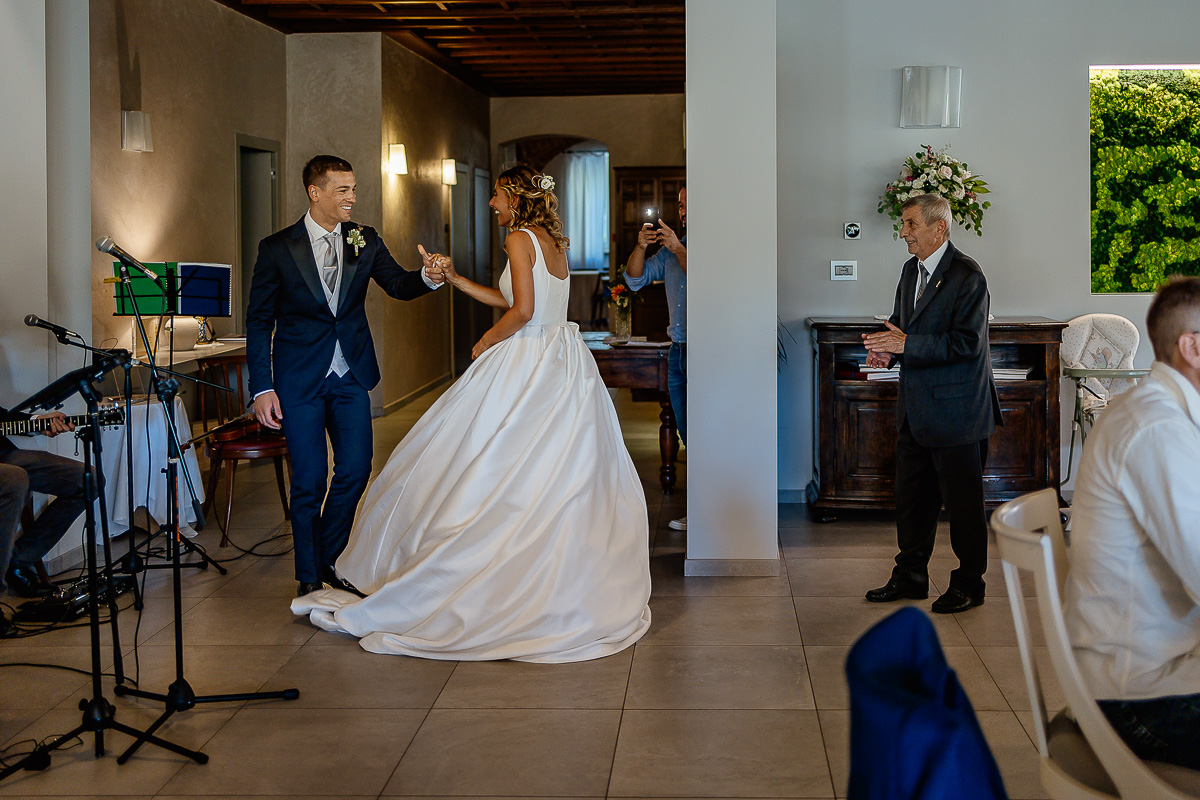 matrimonio al ristorante albergo Ca' Vittoria di Tigliole d'Asti.Sposi che entrano in sala ballando
