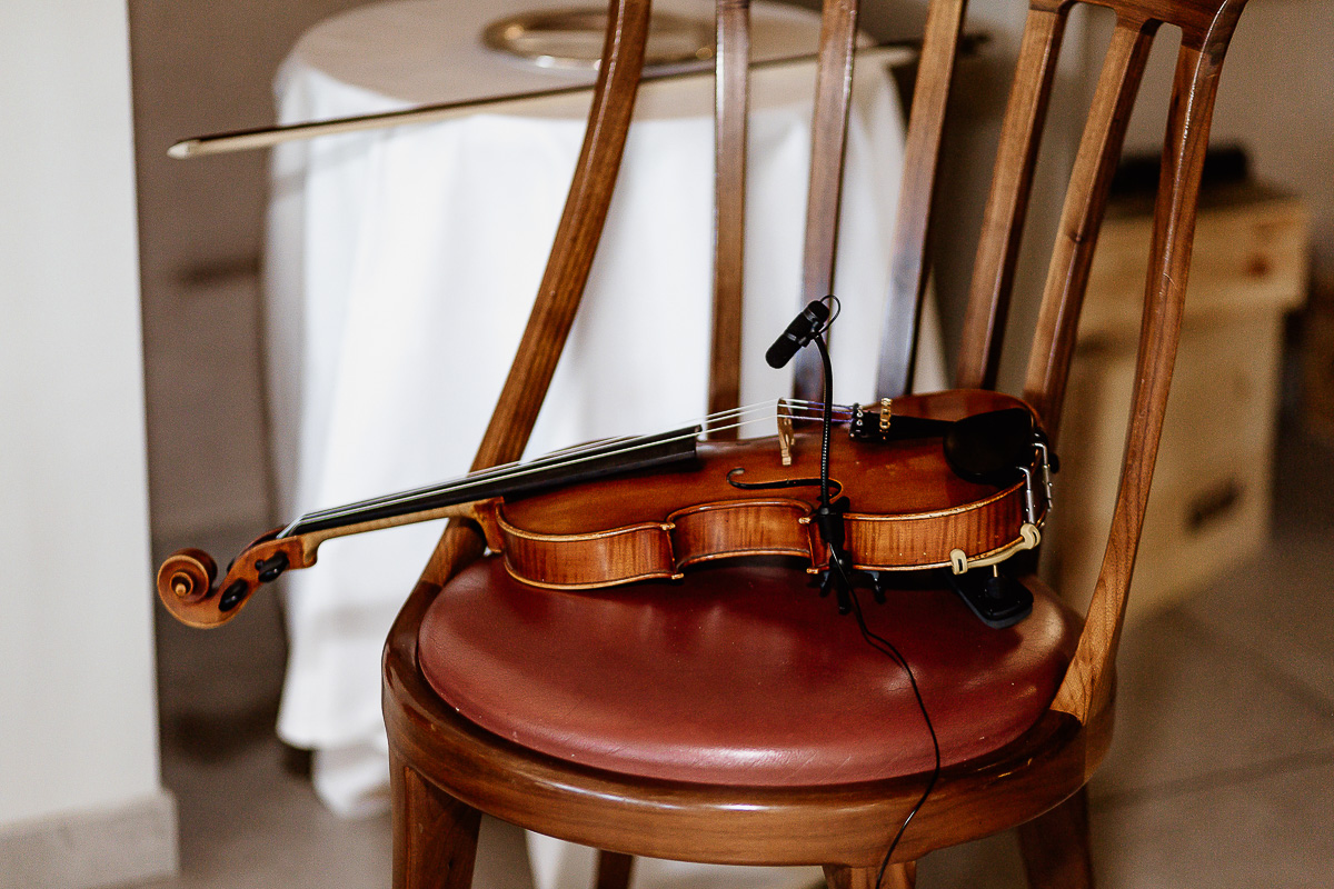 matrimonio al ristorante albergo Ca' Vittoria di Tigliole d'Asti.Violino dei The Glimmers abbandonato su di una sedia