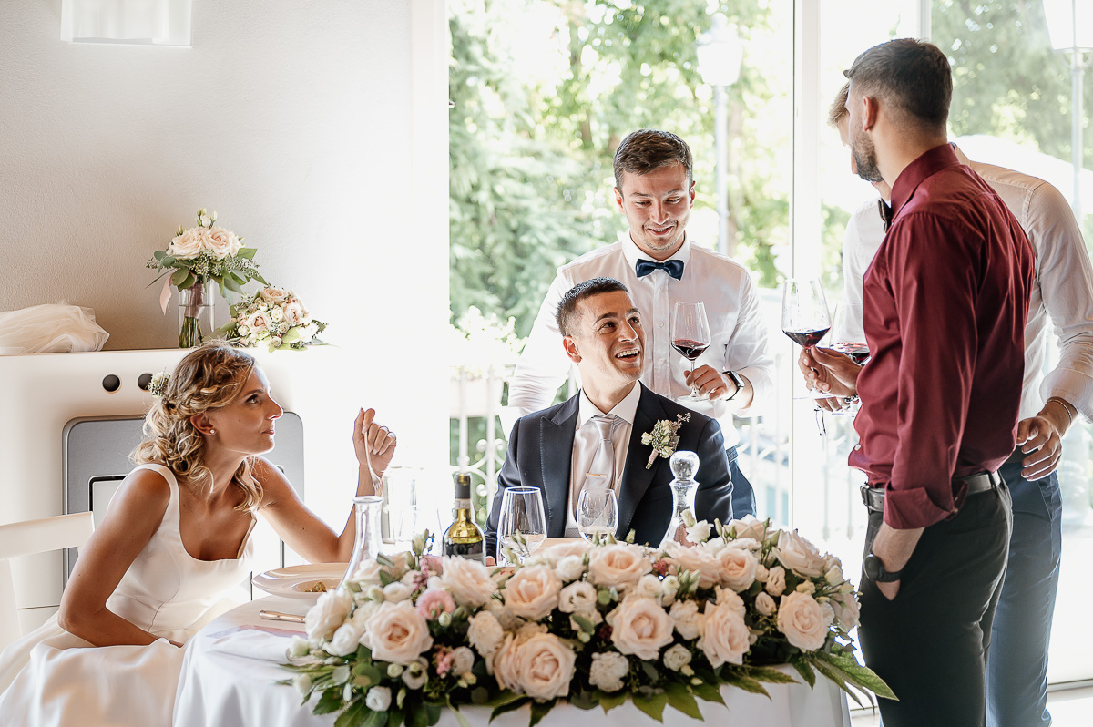 matrimonio al ristorante albergo Ca' Vittoria di Tigliole d'Asti.Pranzo. Sposi con gli amici