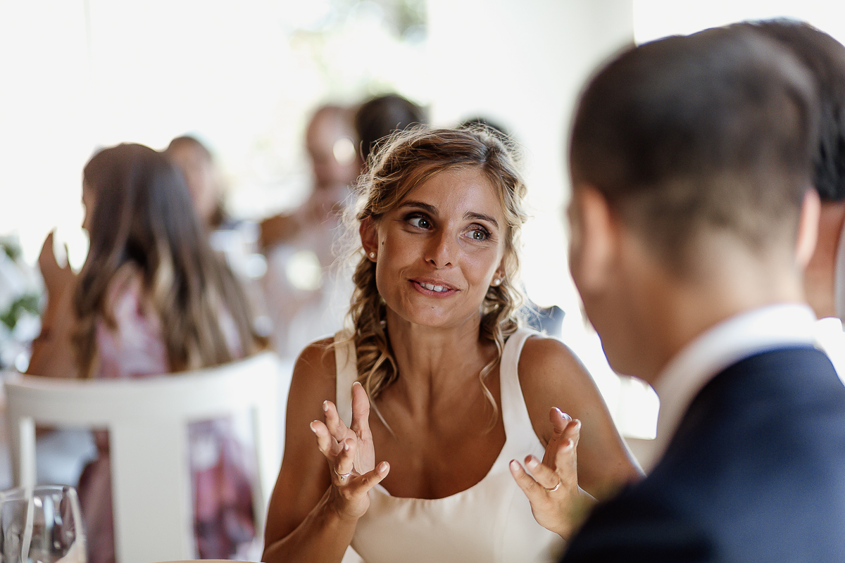 matrimonio al ristorante albergo Ca' Vittoria di Tigliole d'Asti.Sposi a tavola che parlano