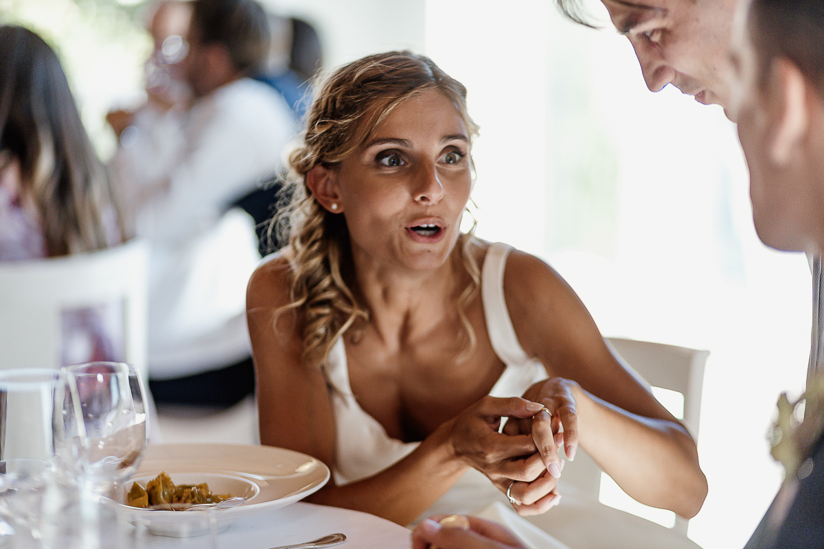 matrimonio al ristorante albergo Ca' Vittoria di Tigliole d'Asti.Sposi a tavola che parlano