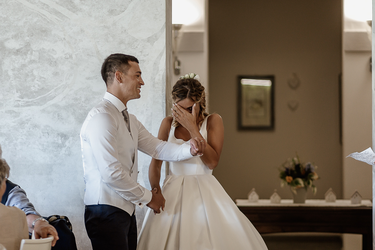 matrimonio al ristorante albergo Ca' Vittoria di Tigliole d'Asti.Sposa commossa che ascolta il discorso della sua testimone