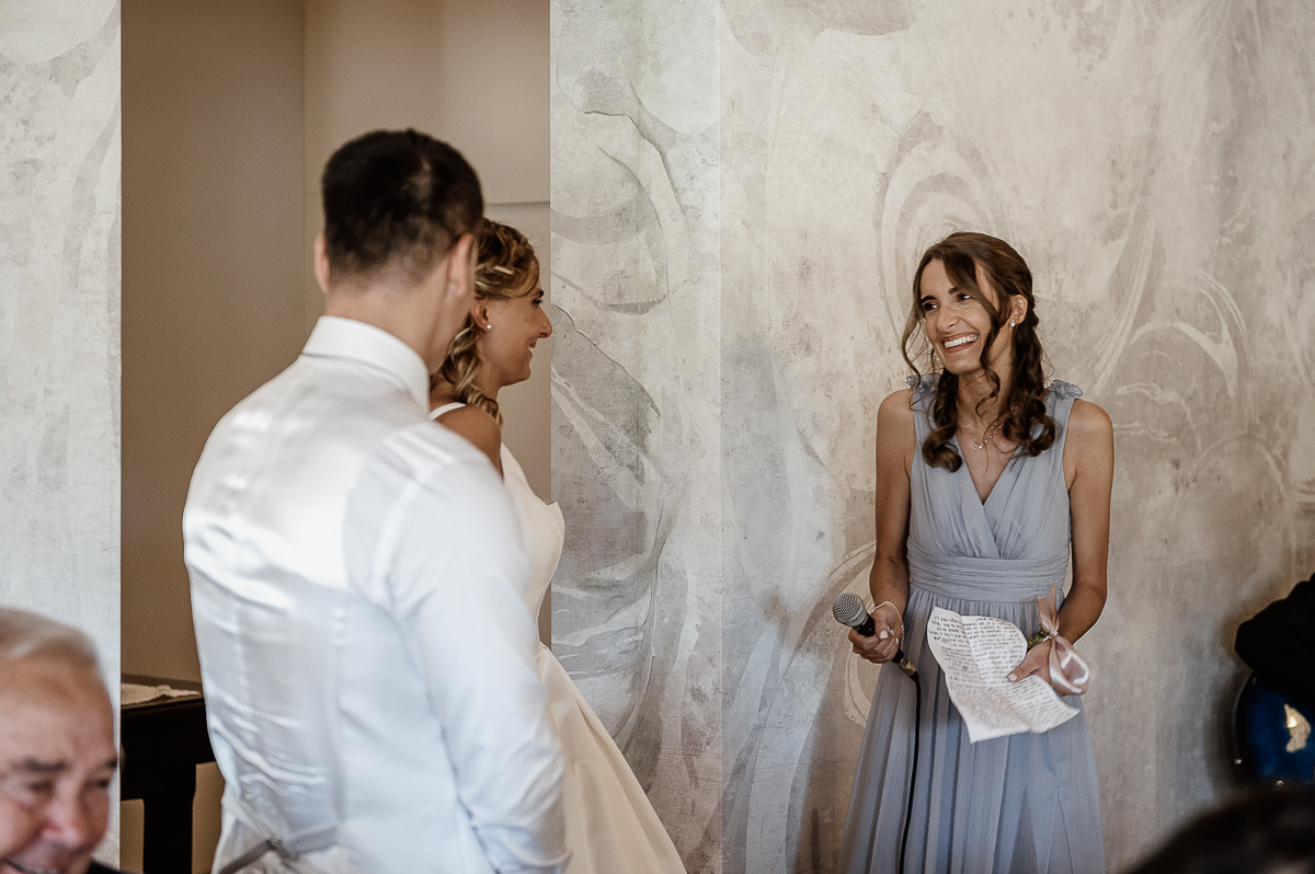 matrimonio al ristorante albergo Ca' Vittoria di Tigliole d'Asti.Sposa commossa che ascolta il discorso della sua testimone
