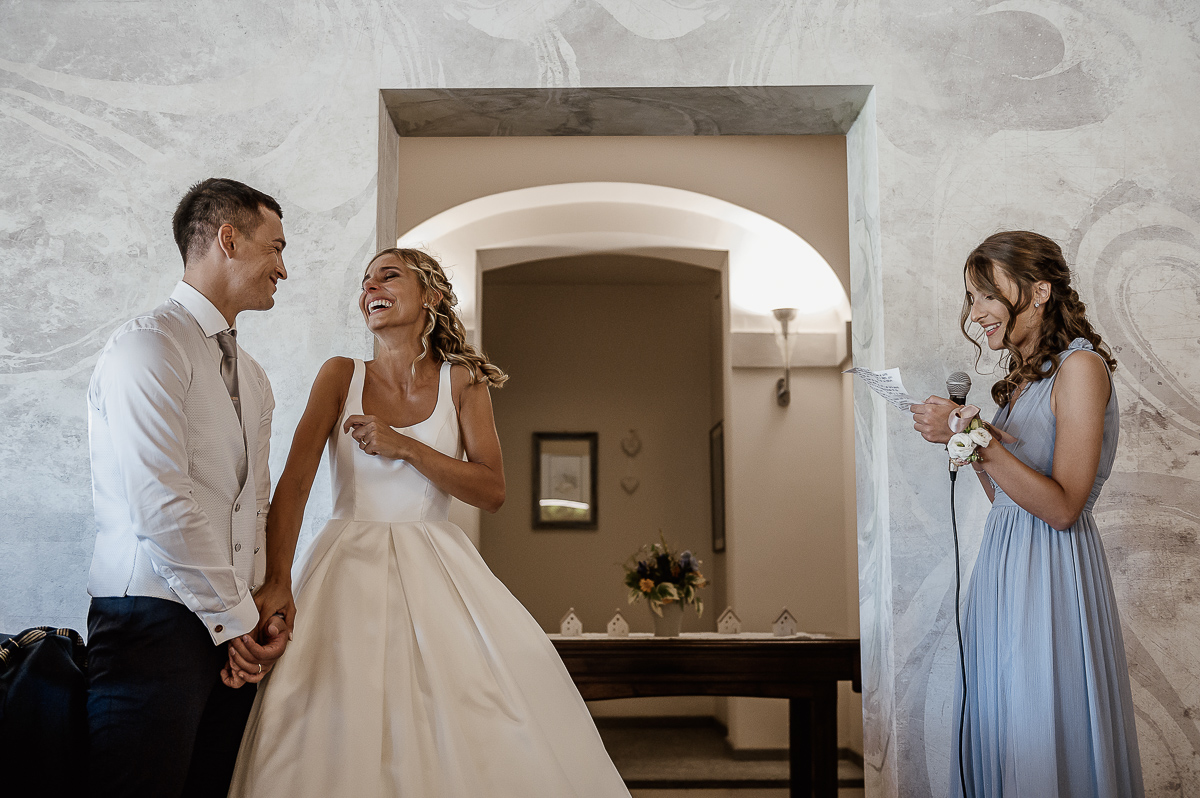 matrimonio al ristorante albergo Ca' Vittoria di Tigliole d'Asti.Sposa commossa che ascolta il discorso della sua testimone