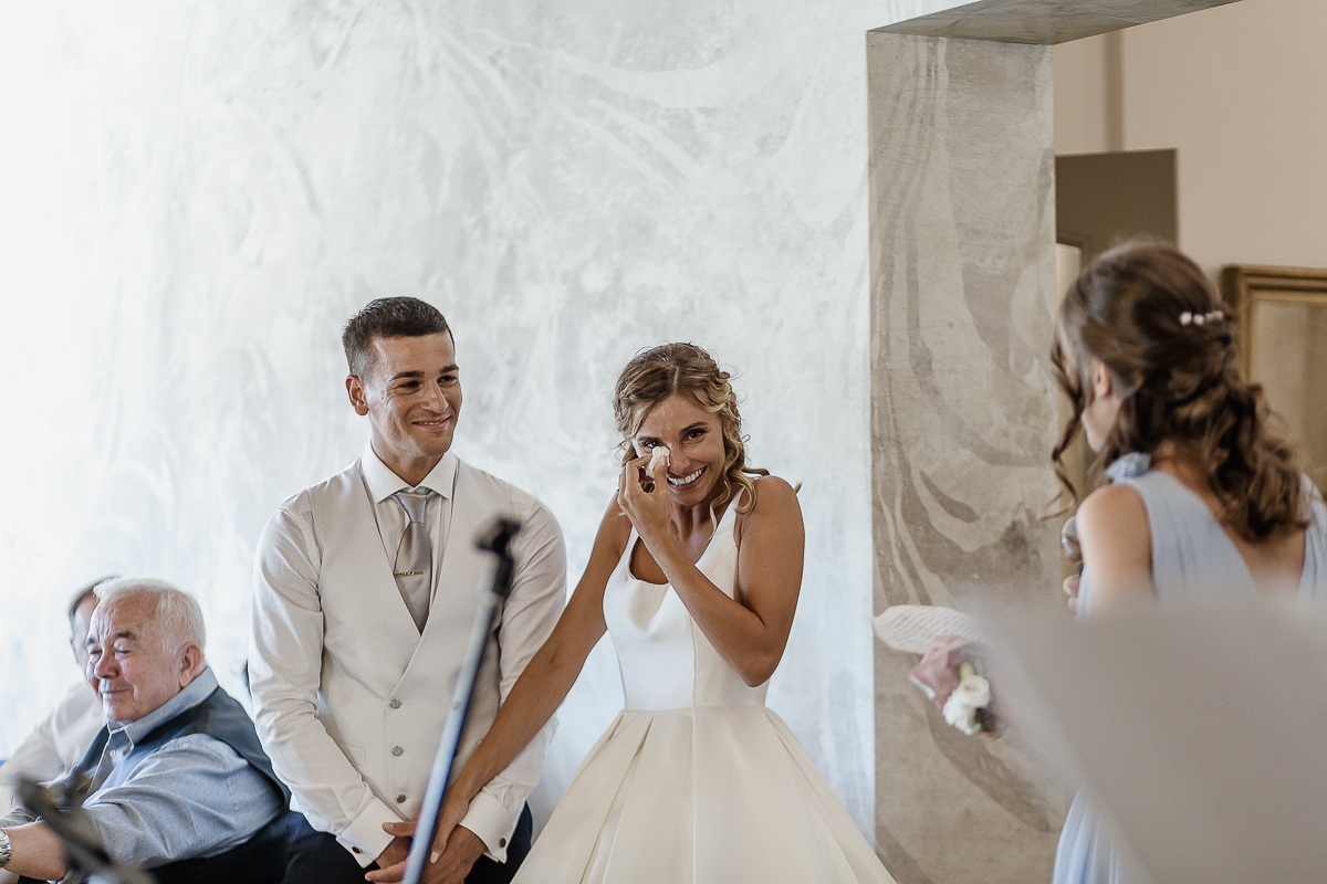 matrimonio al ristorante albergo Ca' Vittoria di Tigliole d'Asti.Sposa commossa che ascolta il discorso della sua testimone