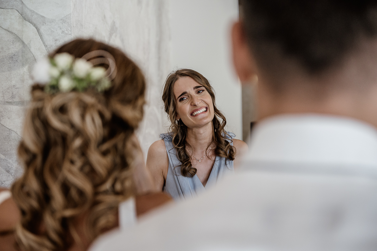 matrimonio al ristorante albergo Ca' Vittoria di Tigliole d'Asti.Sposa commossa che ascolta il discorso della sua testimone