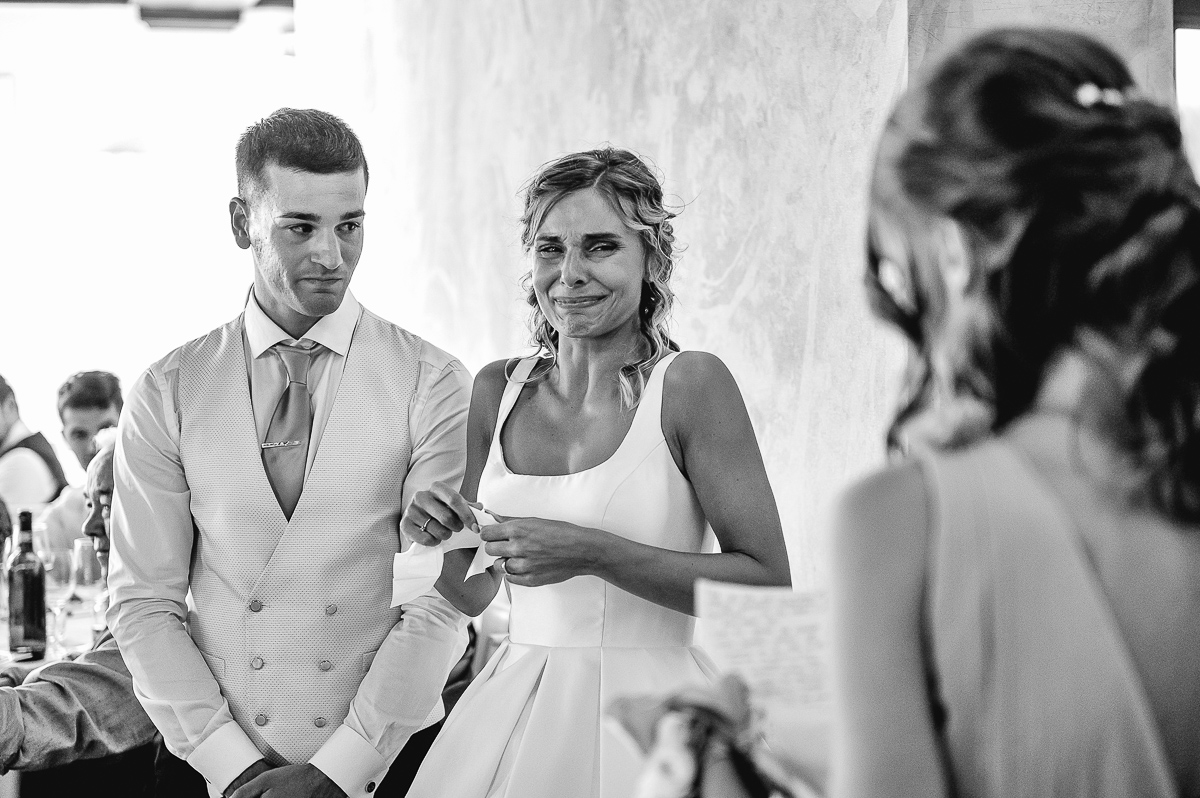 matrimonio al ristorante albergo Ca' Vittoria di Tigliole d'Asti.Sposa commossa che ascolta il discorso della sua testimone