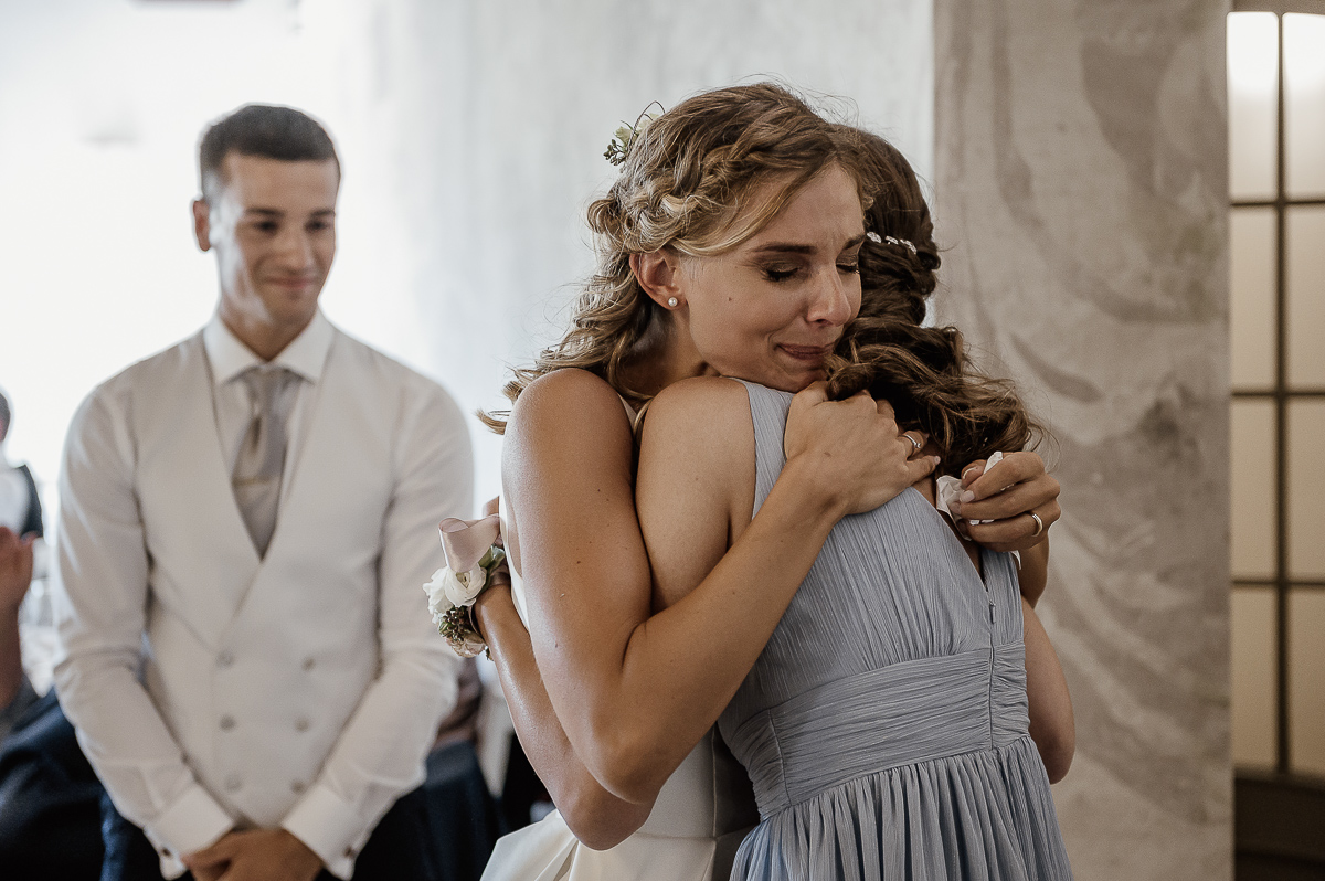 matrimonio al ristorante albergo Ca' Vittoria di Tigliole d'Asti.Sposa commossa che abbraccia la sia testimone