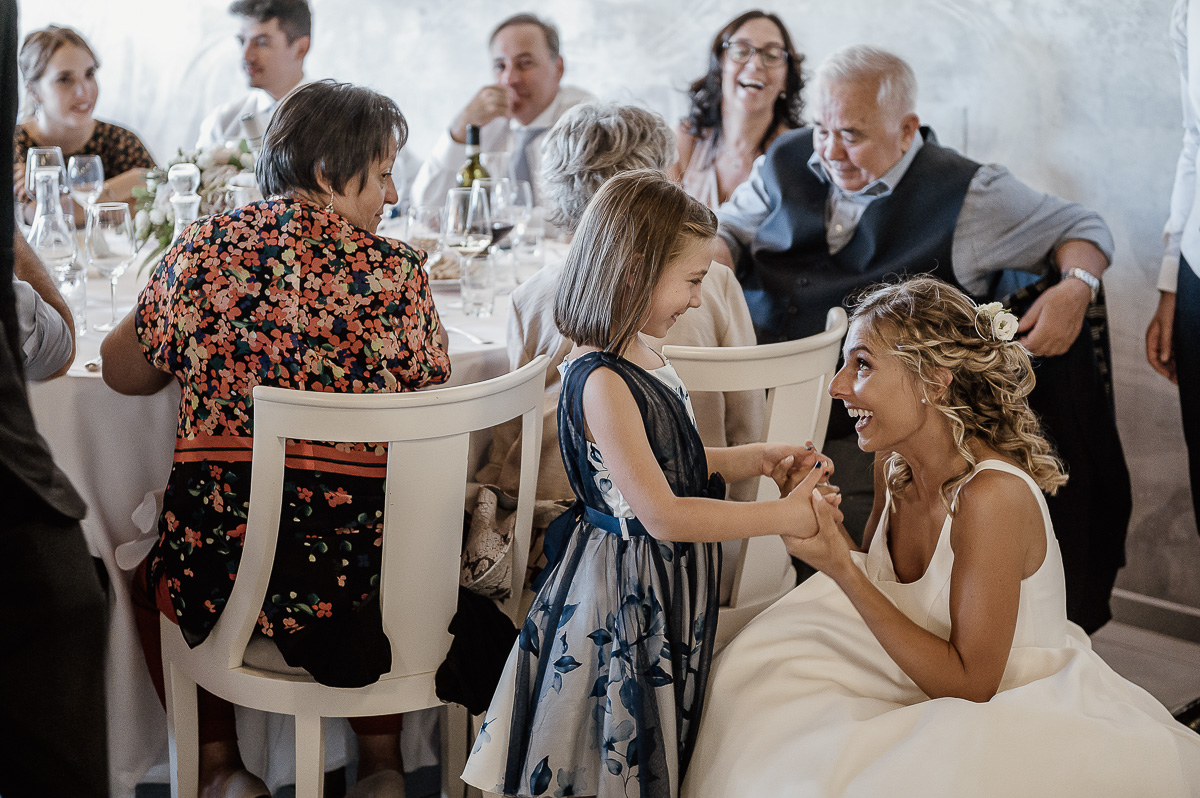 matrimonio al ristorante albergo Ca' Vittoria di Tigliole d'Asti.Sposa con la nipotina
