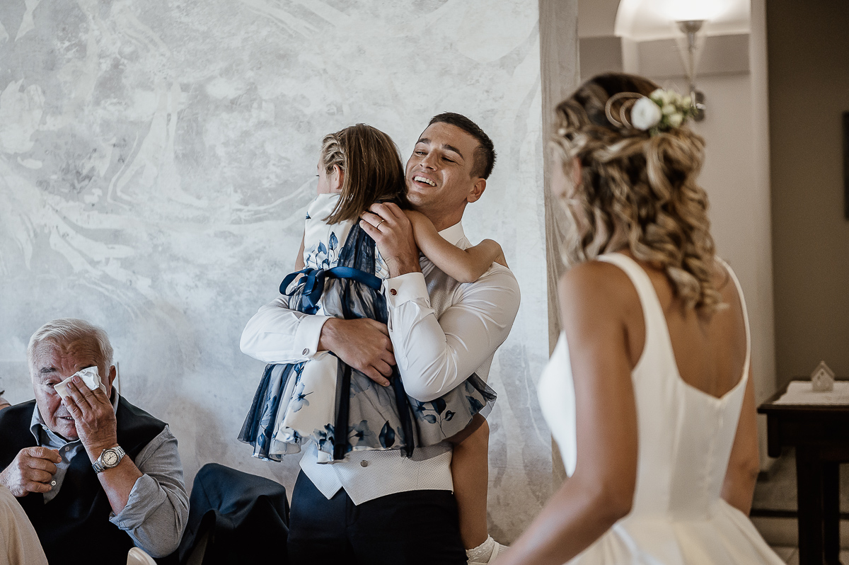 matrimonio al ristorante albergo Ca' Vittoria di Tigliole d'Asti.Sposo che prende in braccio la nipotina