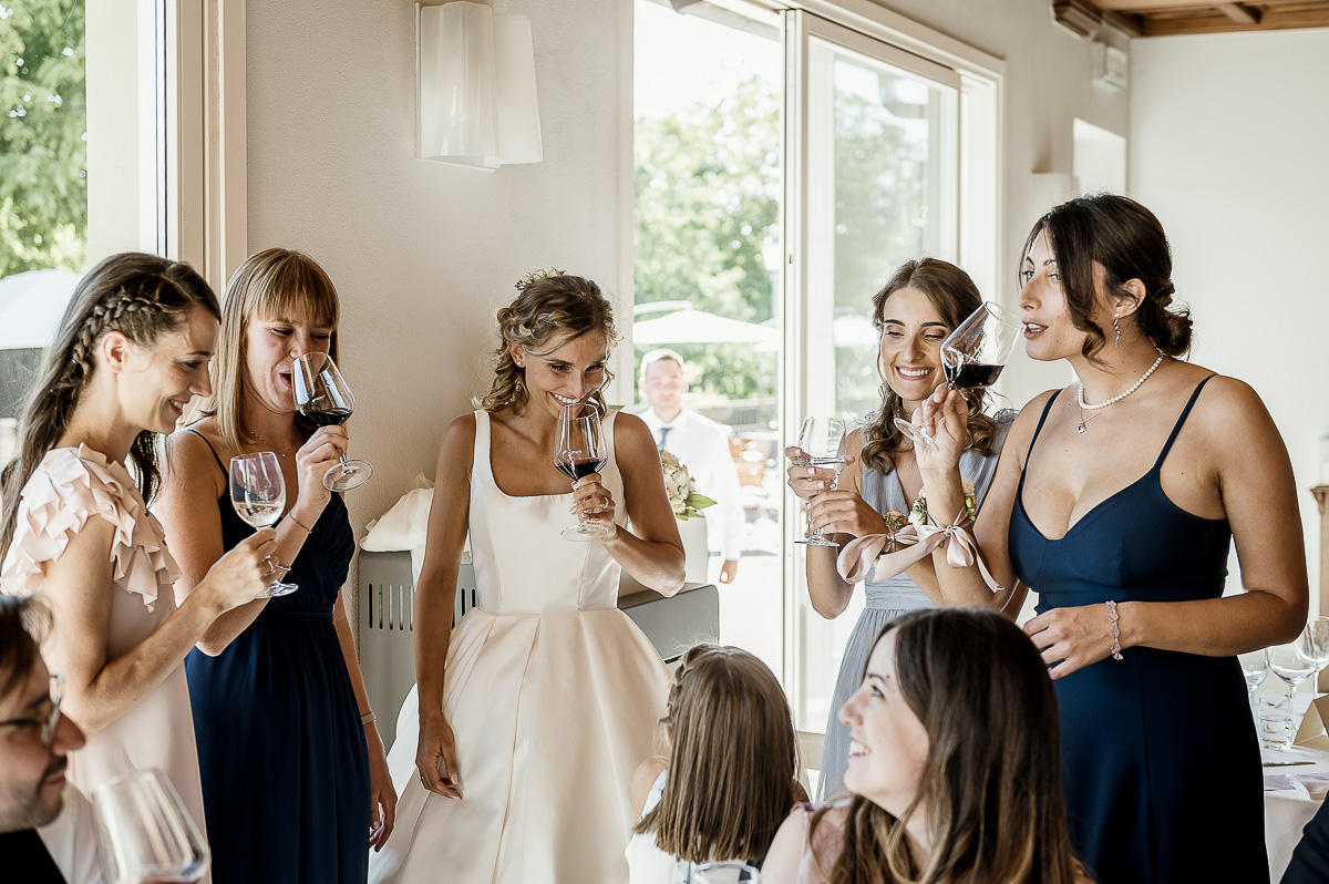 matrimonio al ristorante albergo Ca' Vittoria di Tigliole d'Asti.Sposa che brinda con le amiche