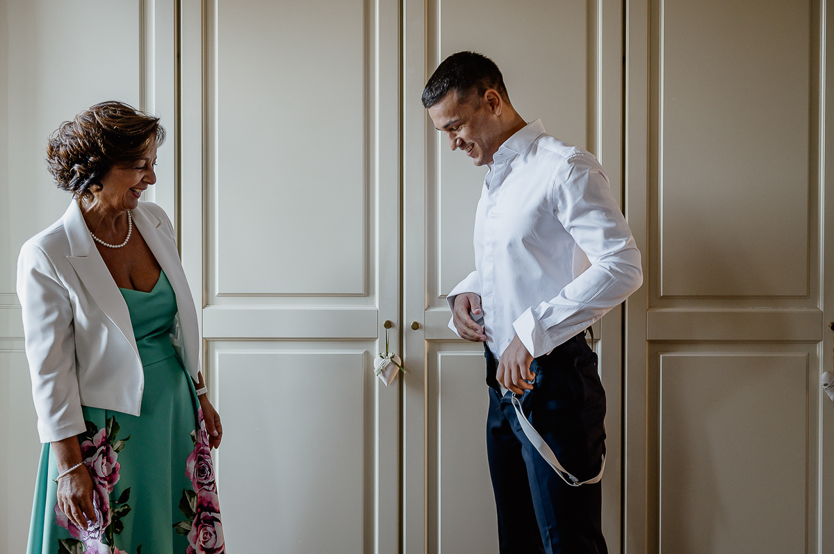 matrimonio a Chieri, preparazione dello sposo, sposo con la mamma che lo guarda