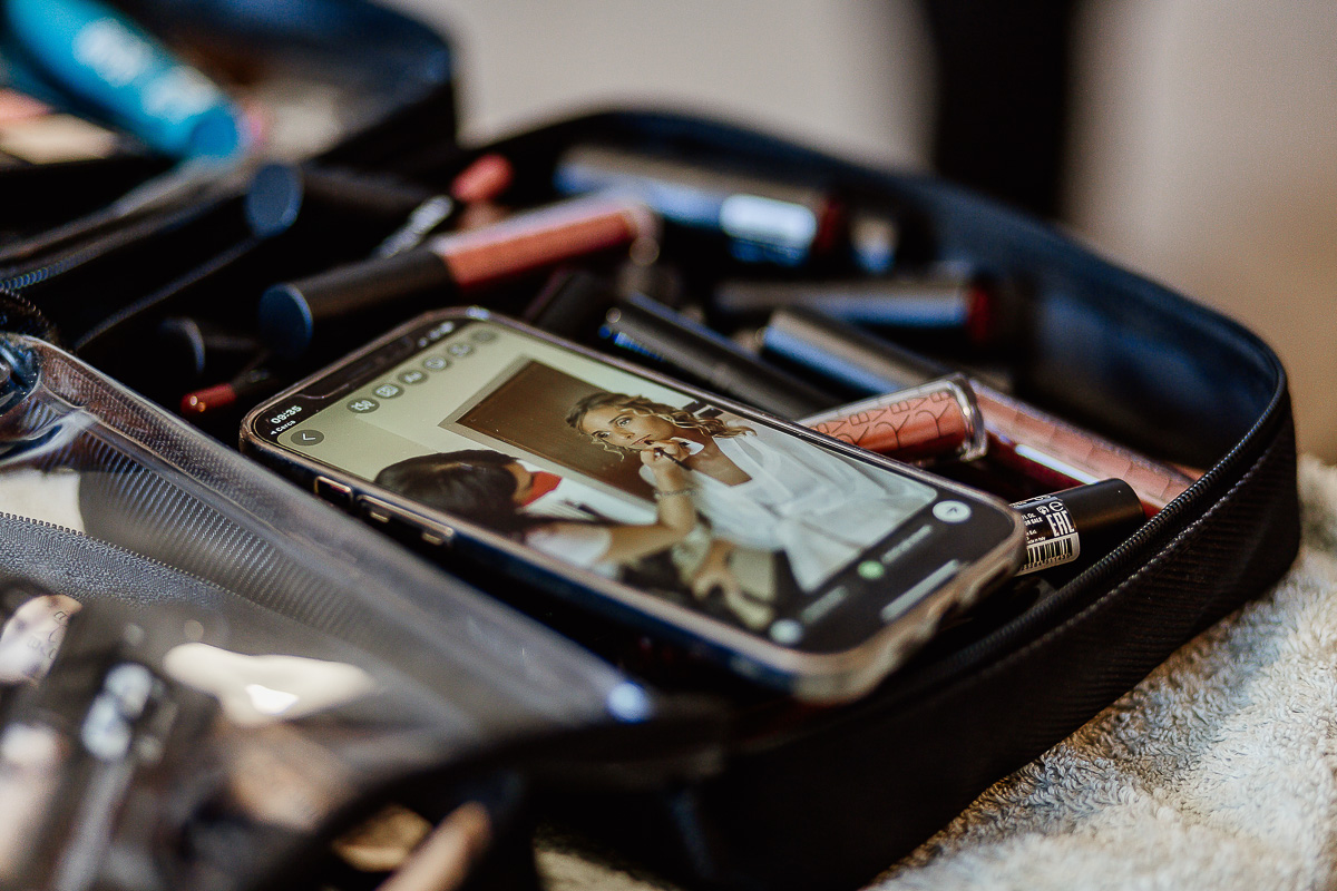 matrimonio a Chieri, preparazione della sposa, foto della sposa sul cellulare della make-up artist lasciato nella valigetta dei trucchi