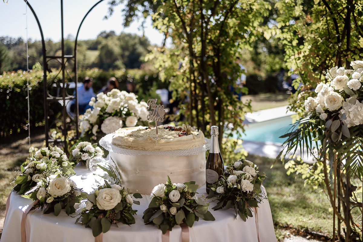matrimonio al ristorante albergo Ca' Vittoria di Tigliole d'Asti.Taglio della torta. Torta nuziale