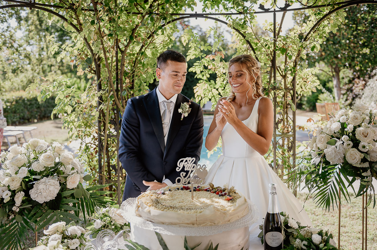 matrimonio al ristorante albergo Ca' Vittoria di Tigliole d'Asti.Taglio della torta.