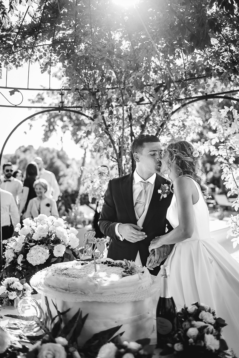 matrimonio al ristorante albergo Ca' Vittoria di Tigliole d'Asti.Taglio della torta.Sposi che si baciano