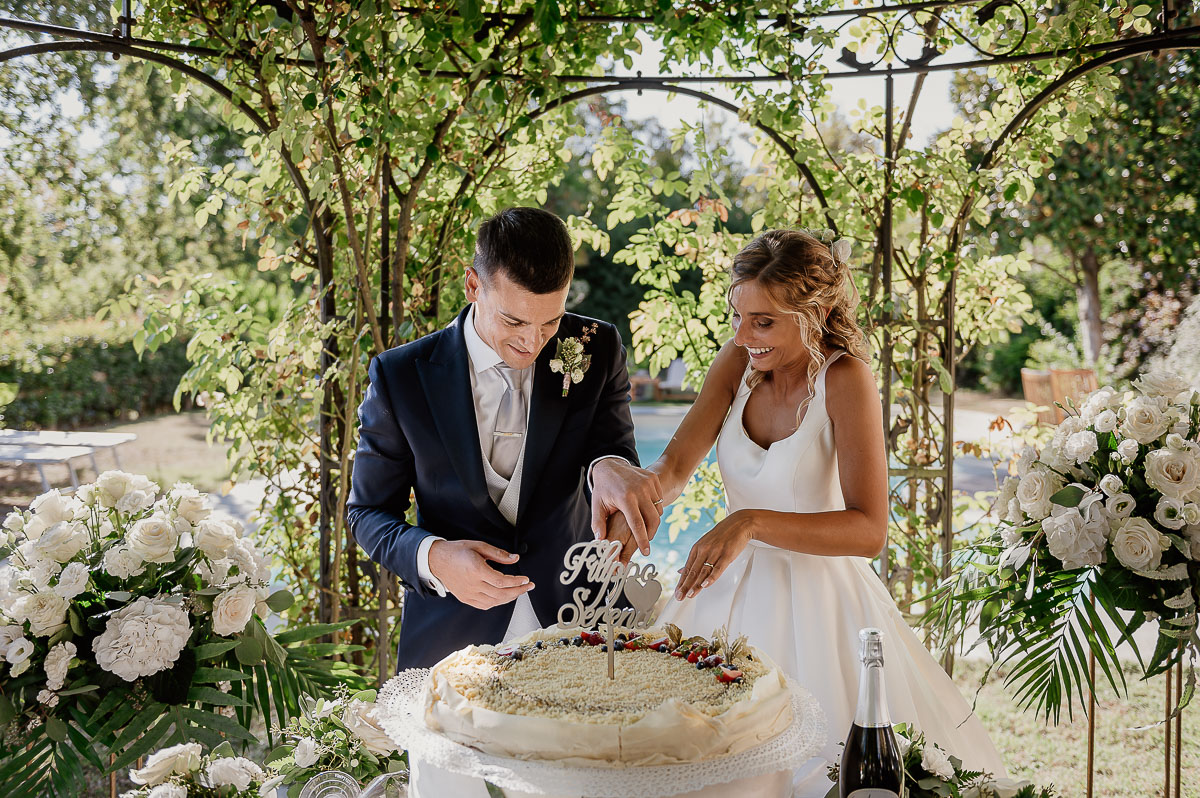 matrimonio al ristorante albergo Ca' Vittoria di Tigliole d'Asti.Taglio della torta.