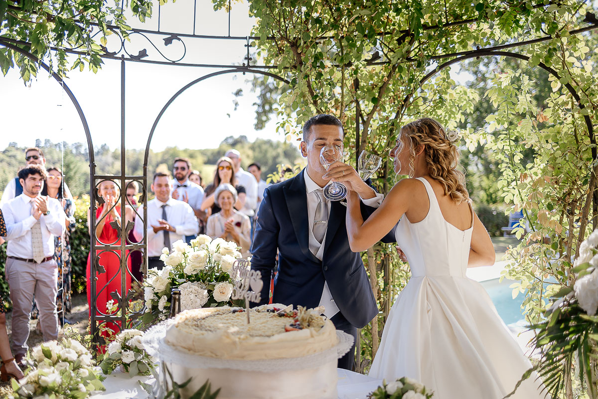 matrimonio al ristorante albergo Ca' Vittoria di Tigliole d'Asti.Taglio della torta.Sposi che bevono lo spumante