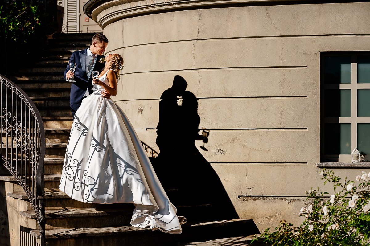 matrimonio al ristorante albergo Ca' Vittoria di Tigliole d'Asti.Sposi che si abbracciano sulle scale. Ombra riflessa sulla parete.