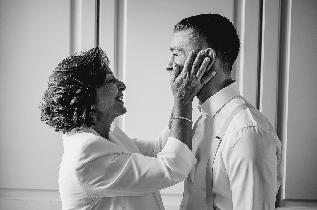matrimonio a Chieri, preparazione dello sposo, mamma che accarezza lo sposo, bianco e nero