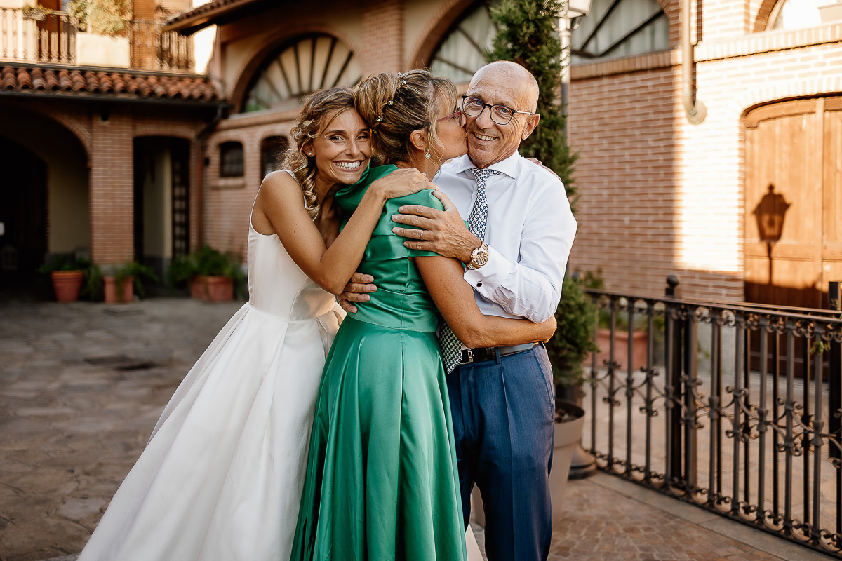 matrimonio al ristorante albergo Ca' Vittoria di Tigliole d'Asti.Sposa con i genitori