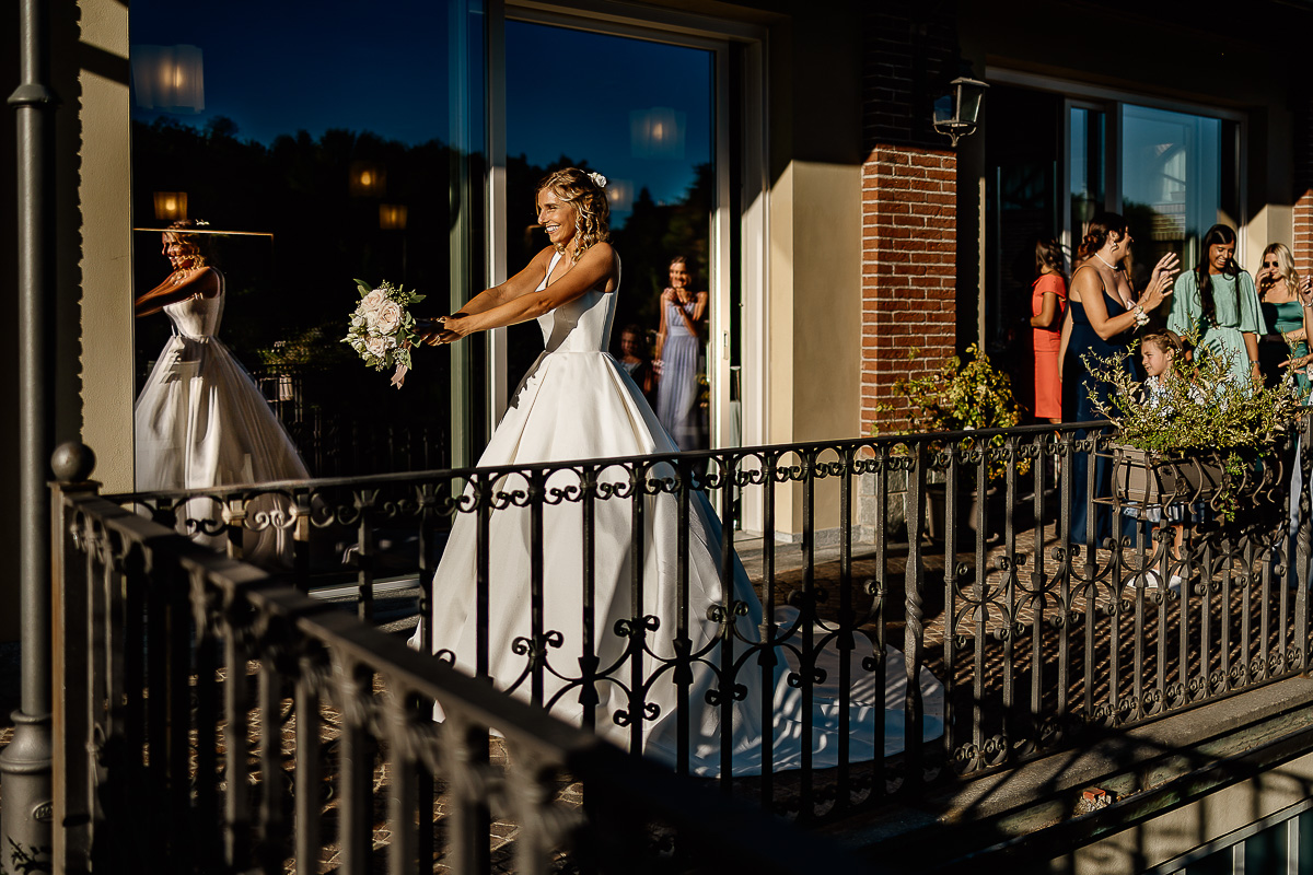 matrimonio al ristorante albergo Ca' Vittoria di Tigliole d'Asti.Lancio del bouquet