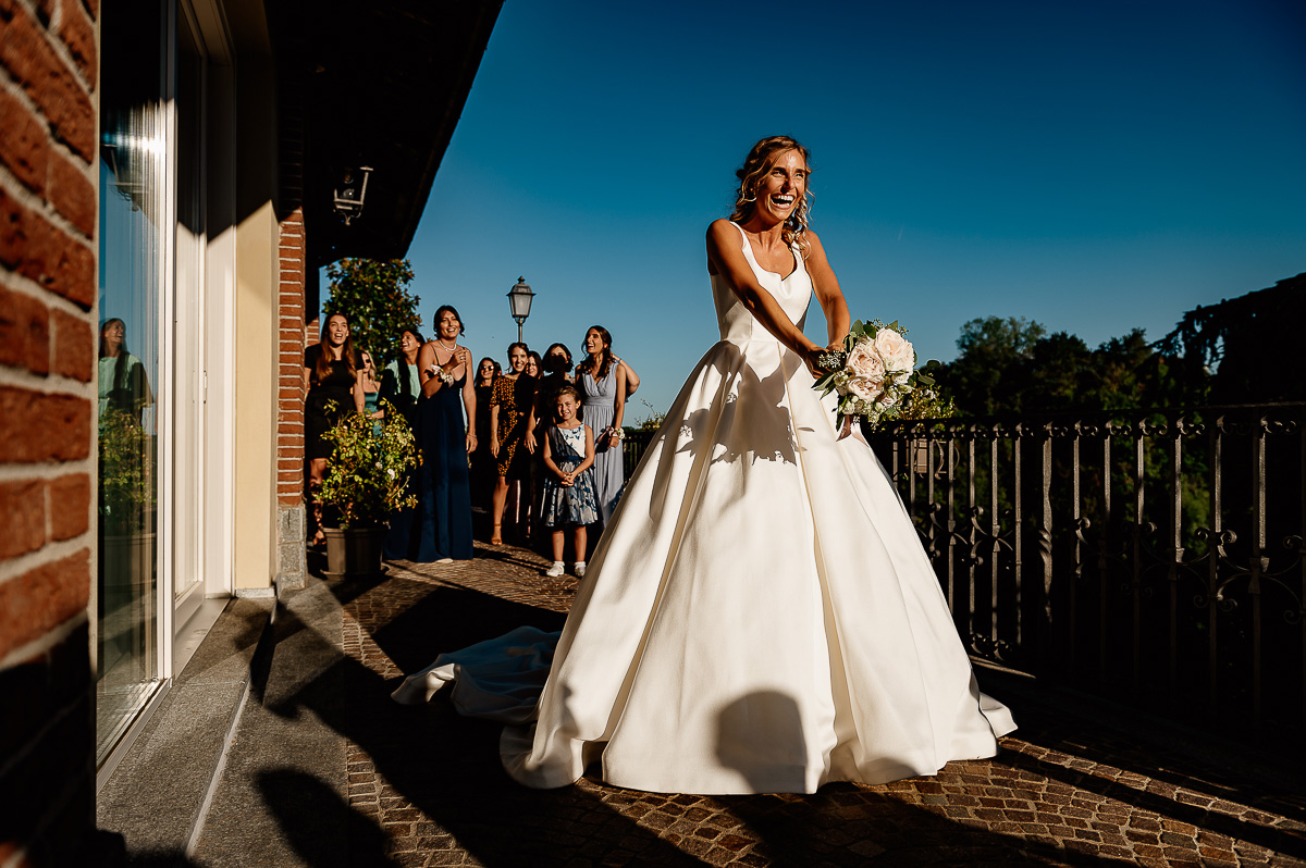 matrimonio al ristorante albergo Ca' Vittoria di Tigliole d'Asti.lancio del bouquet