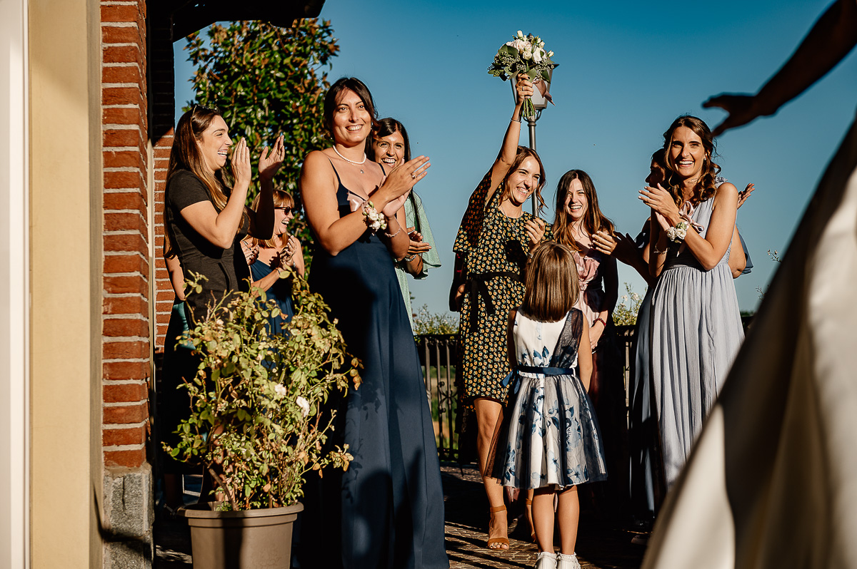 matrimonio al ristorante albergo Ca' Vittoria di Tigliole d'Asti.Lancio del bouquet. Ragazza che prende il bouquet