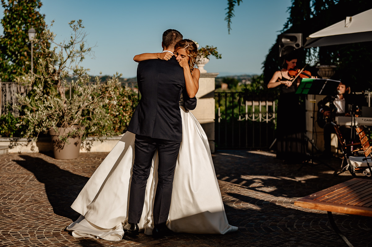 matrimonio al ristorante albergo Ca' Vittoria di Tigliole d'Asti.Primo ballo degli sposi