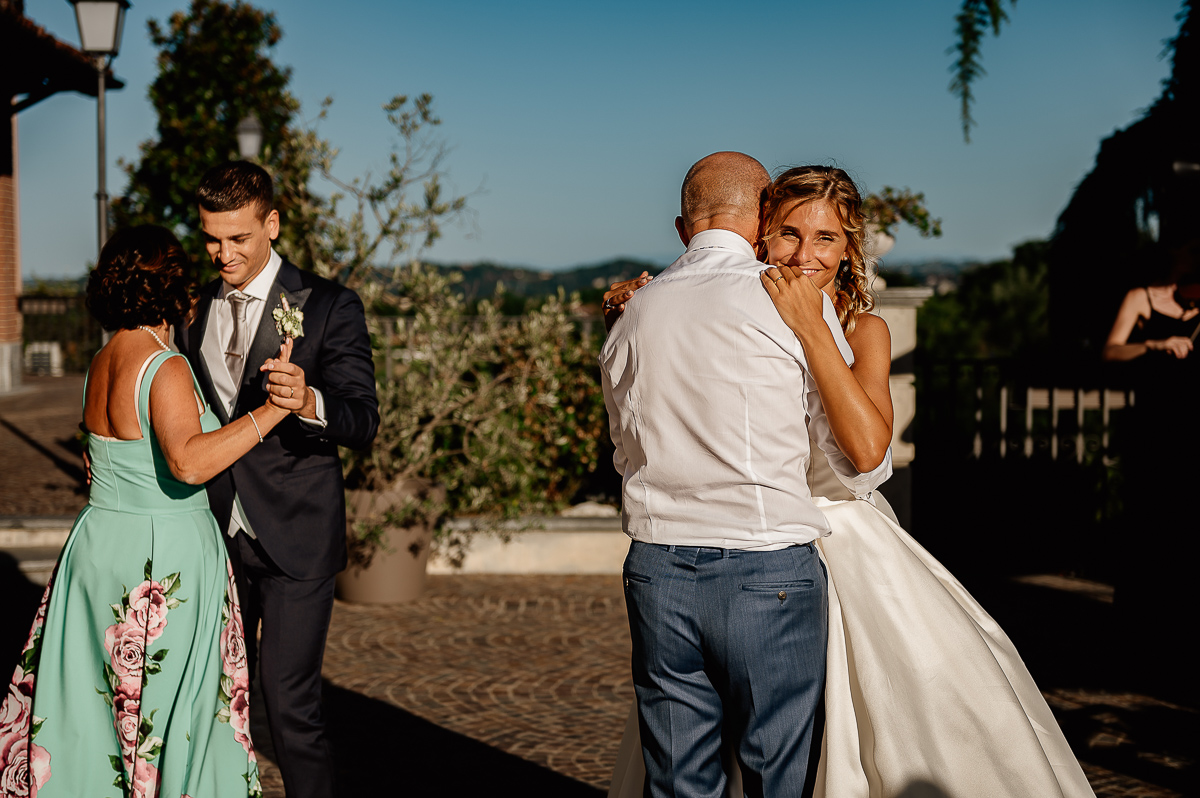matrimonio al ristorante albergo Ca' Vittoria di Tigliole d'Asti.Ballo con i genitori
