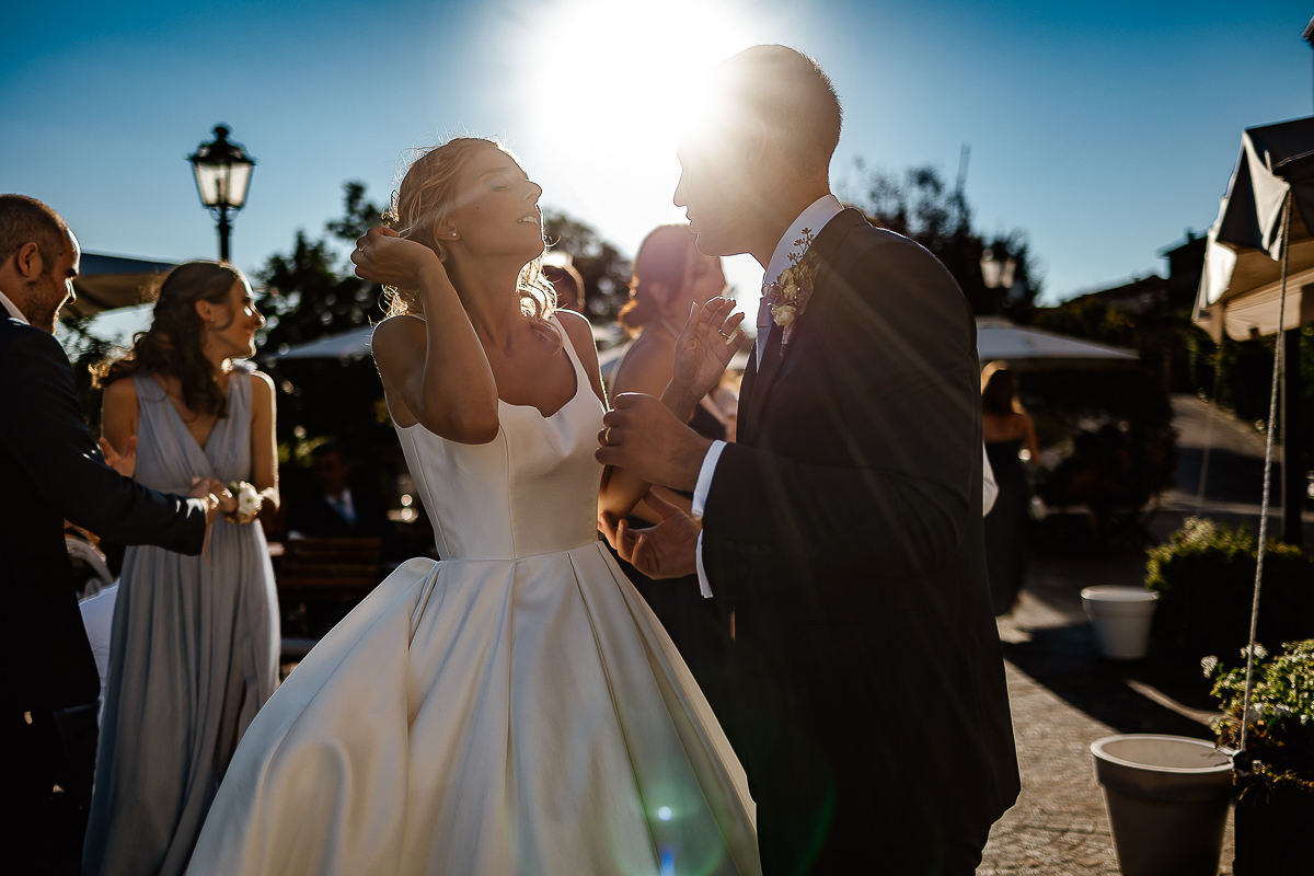 matrimonio al ristorante albergo Ca' Vittoria di Tigliole d'Asti.Sole che sta tramontando tra gli sposi