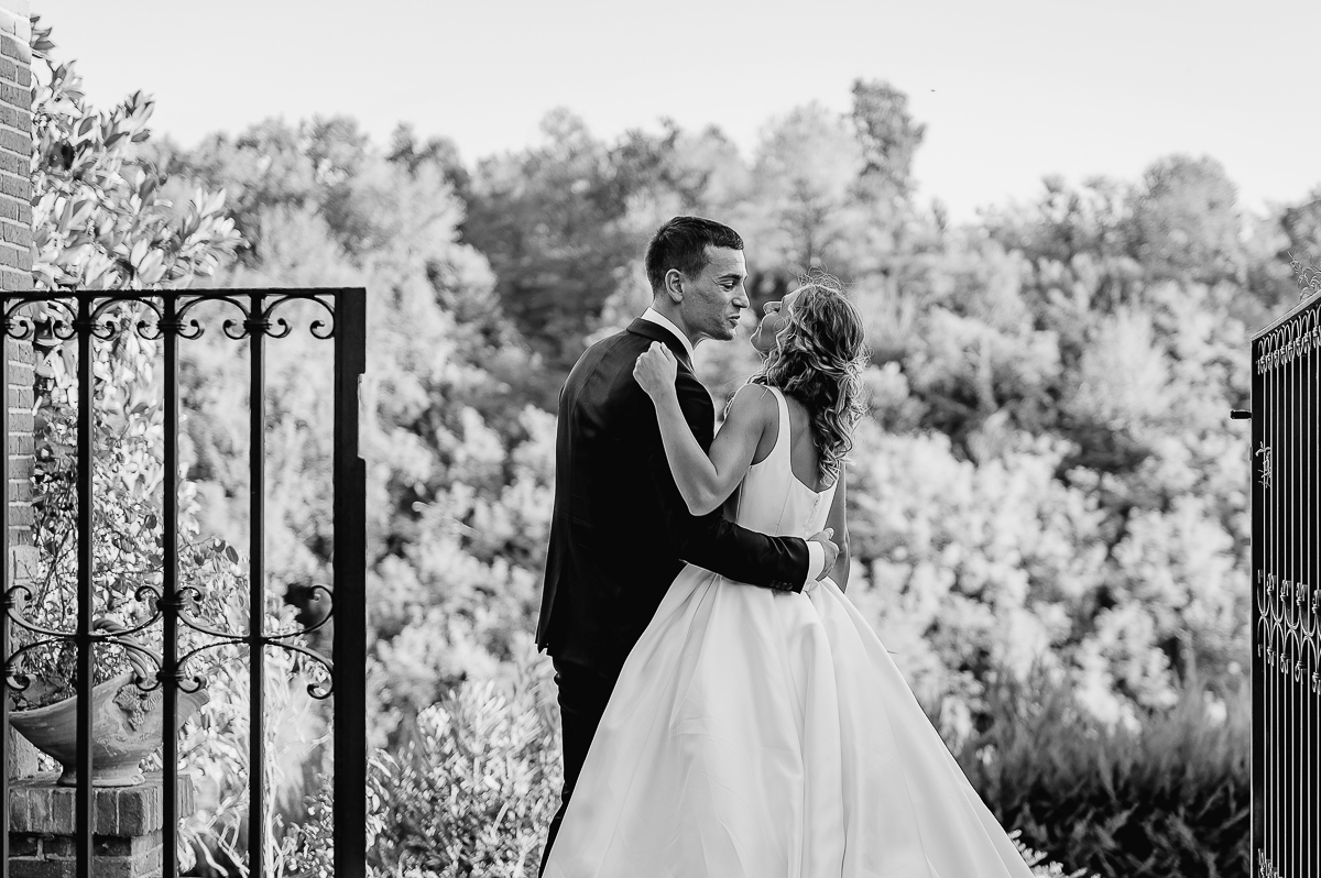 matrimonio al ristorante albergo Ca' Vittoria di Tigliole d'Asti.Foto di coppia.Bianco e nero