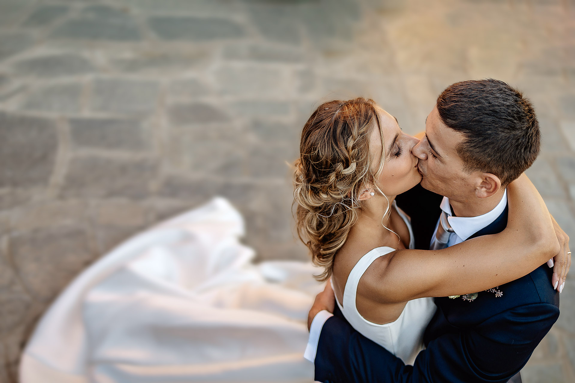 matrimonio al ristorante albergo Ca? Vittoria di Tigliole d'Asti. Bacio degli sposi.