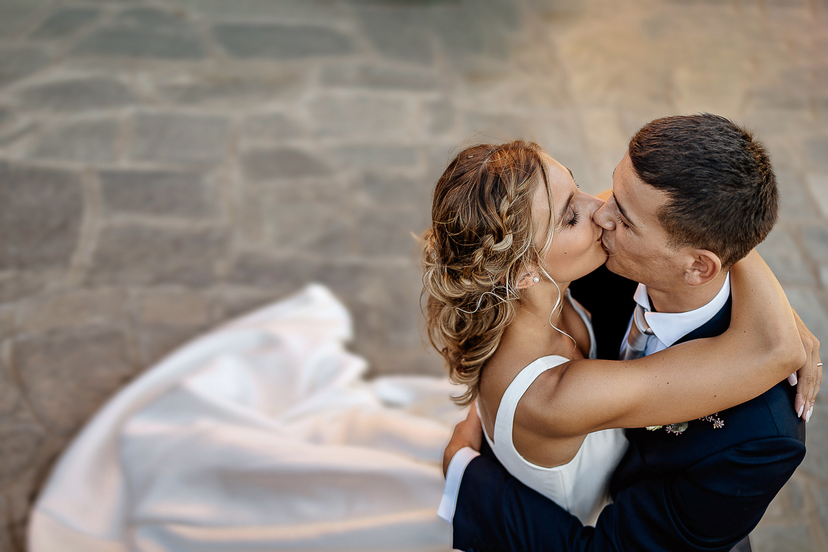 matrimonio al ristorante albergo Ca' Vittoria di Tigliole d'Asti.Foto di coppia.Sposi che si baciano. Foto dall'alto