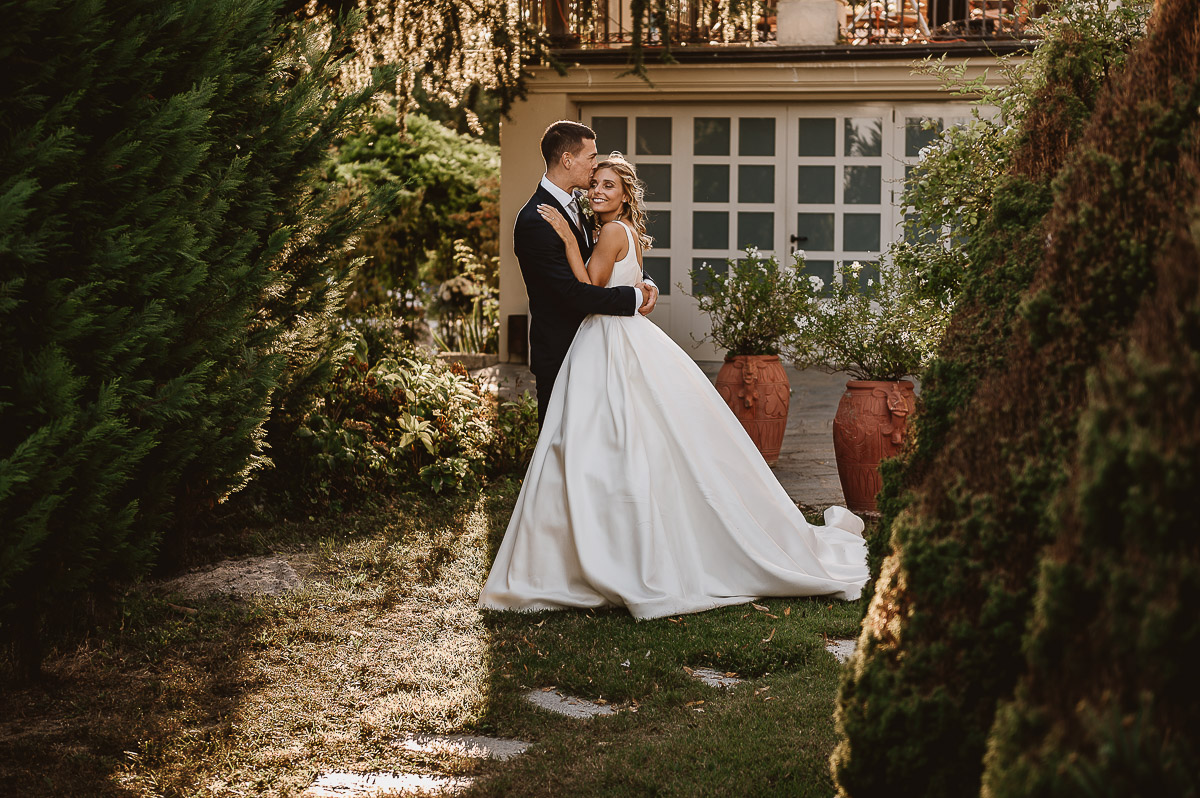 matrimonio al ristorante albergo Ca' Vittoria di Tigliole d'Asti.Foto di coppia.
