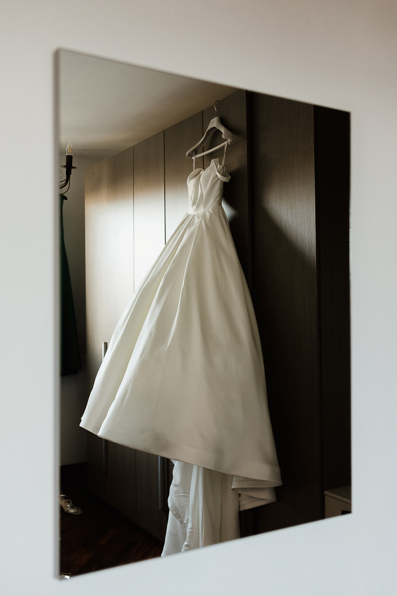 matrimonio a chieri, preparazione sposa, abito appeso all'armadio