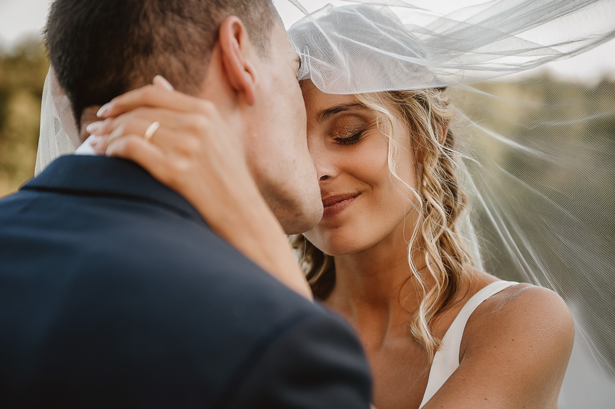 matrimonio al ristorante albergo Ca' Vittoria di Tigliole d'Asti.Foto di coppia.Sposi sotto il velo