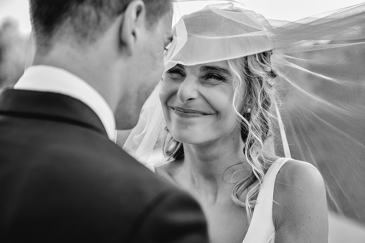 matrimonio al ristorante albergo Ca' Vittoria di Tigliole d'Asti.Foto di coppia.Sposi sotto il velo. Sposa con un'espressione buffa