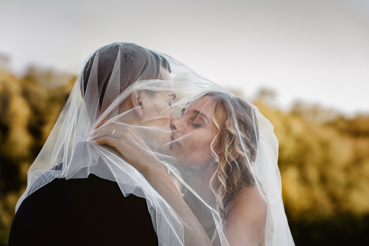 matrimonio al ristorante albergo Ca' Vittoria di Tigliole d'Asti.Foto di coppia.Sposi che si baciano sotto il velo