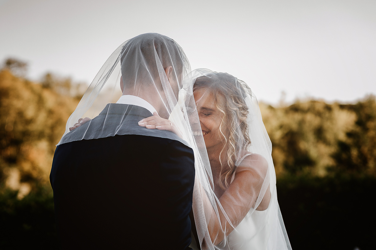 matrimonio al ristorante albergo Ca' Vittoria di Tigliole d'Asti.Foto di coppia.sposi sotto il velo