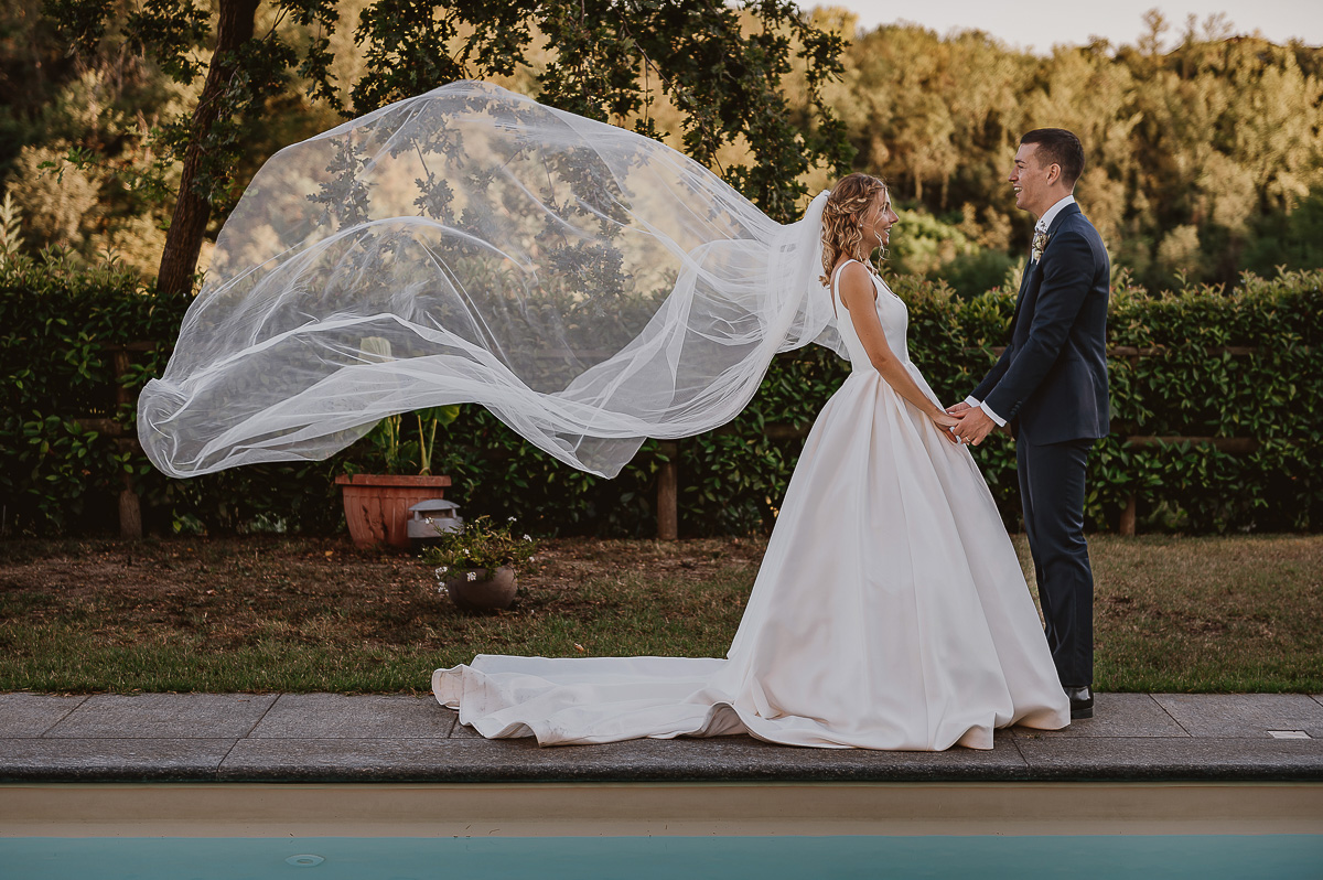 matrimonio al ristorante albergo Ca' Vittoria di Tigliole d'Asti.Foto di coppia.Velo che vola