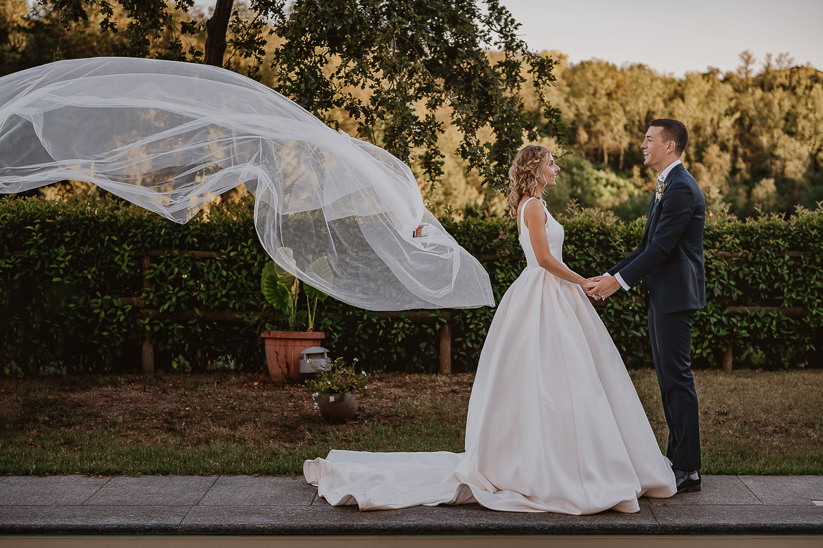 matrimonio al ristorante albergo Ca' Vittoria di Tigliole d'Asti.Foto di coppia.velo che si stacca